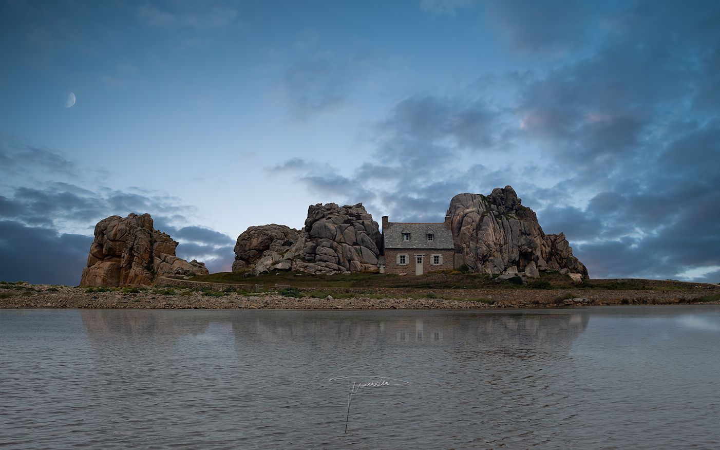 Maison entre les rochers